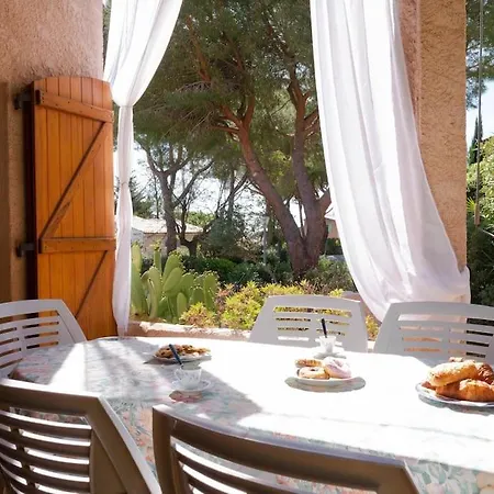 Maison Familiale Sous Les Palmiers De *