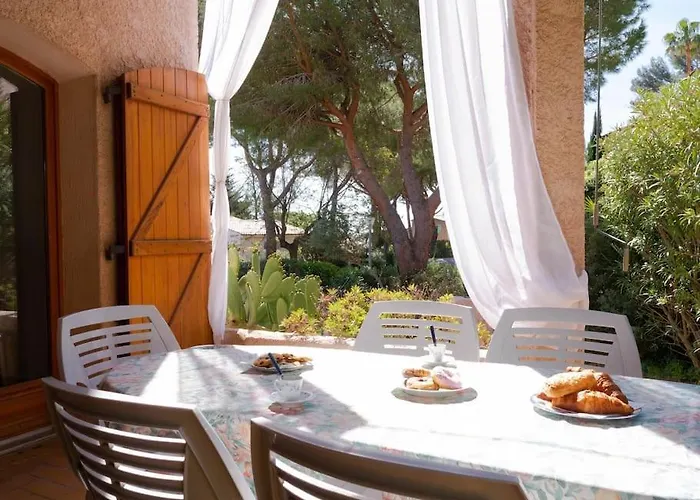 Maison Familiale Sous Les Palmiers De *